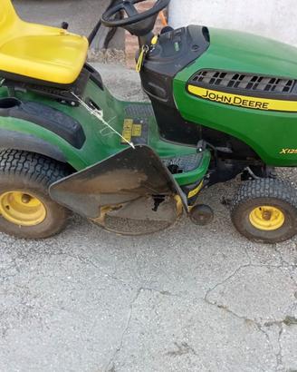 Trattorino taglia erba John Deere x125