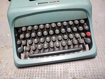 macchina da scrivere Olivetti 