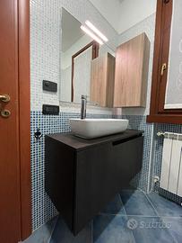 Mobile bagno con pensile, specchiera e lavabo