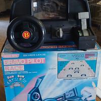 videogioco vintage anni 80 con corsa autobolistica
