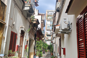 Trivani indipendente con terrazzino