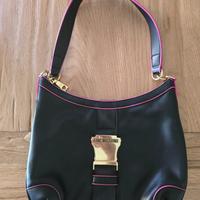 Borsa Love Moschino nera con dettagli fucsia