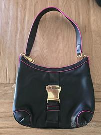 Borsa Love Moschino nera con dettagli fucsia