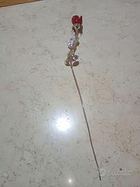 Rosa rossa  in porcellana  a stelo lungo argentata