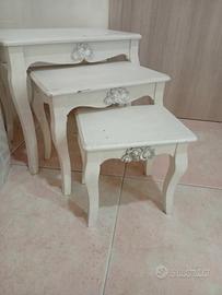 3 tavolini a scaletta di legno bianchi 