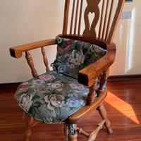 Sedia in legno con braccioli vintage
