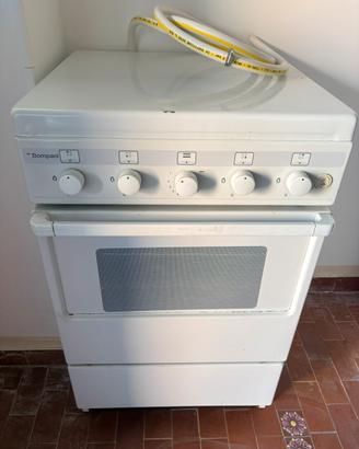 Cucina a gas e forno elettrico