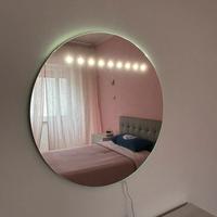 specchio tondo retroilluminato a LED.