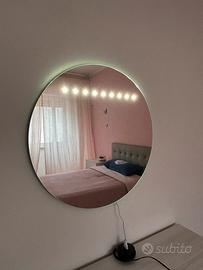 specchio tondo retroilluminato a LED.