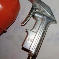 Pistola pneumatica a spruzzo con serbatoio