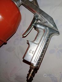 Pistola pneumatica a spruzzo con serbatoio