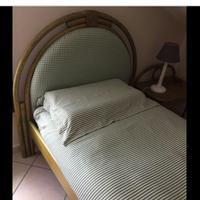 Letto rifinito e completo con comodino