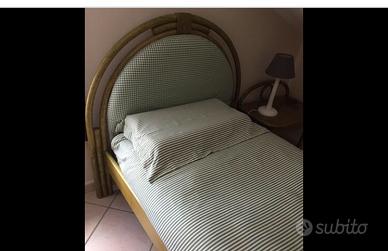 Letto rifinito e completo con comodino