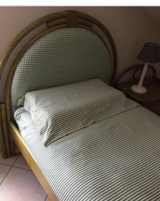 Letto rifinito e completo con comodino