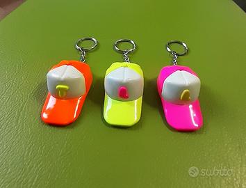 Tre portachiavi berretto con fischietto