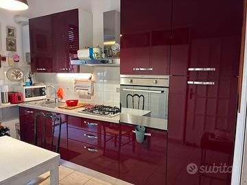 Cucina in laminato lucido rossa c elettrodomestici