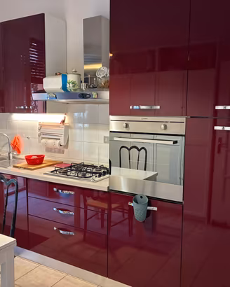 Cucina in laminato lucido rossa c elettrodomestici