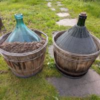 Damigiane in vetro con protezione e cesta in legno