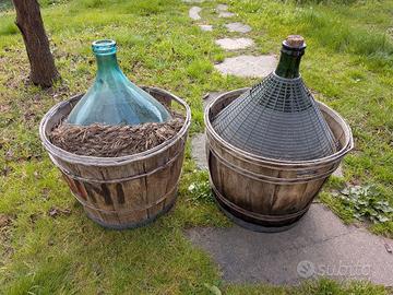 Damigiane in vetro con protezione e cesta in legno