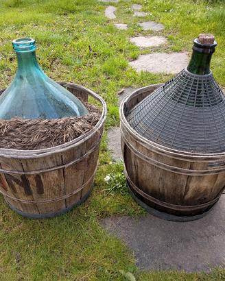 Damigiane in vetro con protezione e cesta in legno