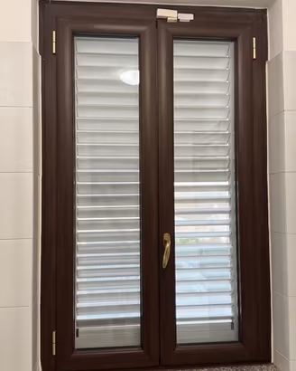 Finestra completa in PVC a 2 ante doppio vetro