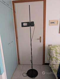 lampada a stelo Artemide modello Aton