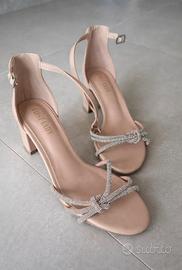 Sandali beige con tacco e strass – eleganti