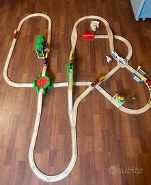 Grande circuito giocattolo Brio con accesori