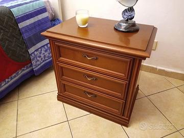 Piccolo mobiletto da camera letto stile classico