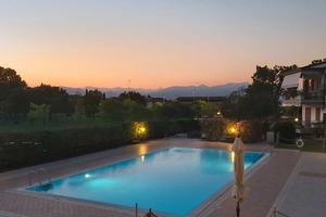 Elegante appartamento in residence con piscina