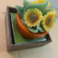 Candela decorativa a forma di vaso con 3 girasoli.