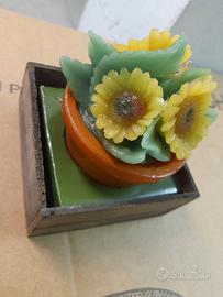 Candela decorativa a forma di vaso con 3 girasoli.