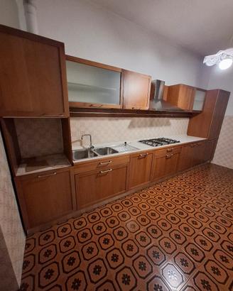 Cucina lineare in legno