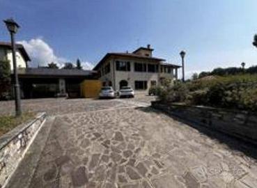 Immobile in asta di 390 m² con 4 locali e box auto