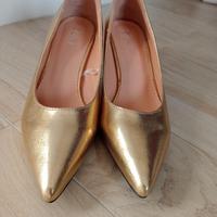 Eleganti scarpe donna.
Décolleté in ecopelle 