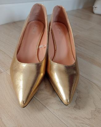 Eleganti scarpe donna.
Décolleté in ecopelle 