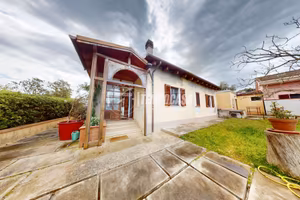 Villa indipendente con 3000 mq di terreno, mansard