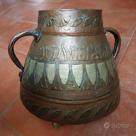 Antica pentola araba in rame
