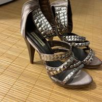 Scarpa con tacco Oro con borchie