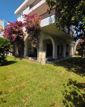 Giardini naxos - appartamento con giardino