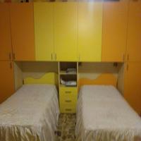 Cameretta di colore giallo e arancione