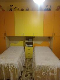 Cameretta di colore giallo e arancione