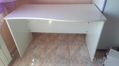 Scrivania in legno