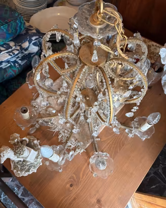 Lampadario Vintage a Corona in Metallo e Cristalli