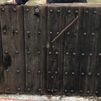Portone con chiodi forgiati in ferro battuto