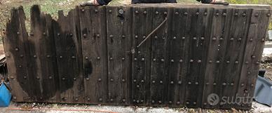 Portone con chiodi forgiati in ferro battuto