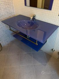 Mobile bagno viola con lavandino, specchio e luce