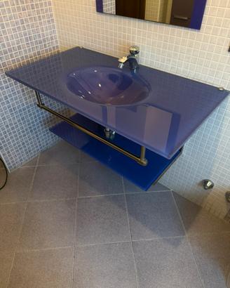 Mobile bagno viola con lavandino, specchio e luce