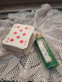 carte da gioco con dadi