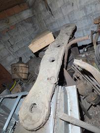 antico giogo per animali da tiro in legno scolpito